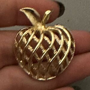 Vintage Gerry’s basket weave Apple brooch. Gold plated.